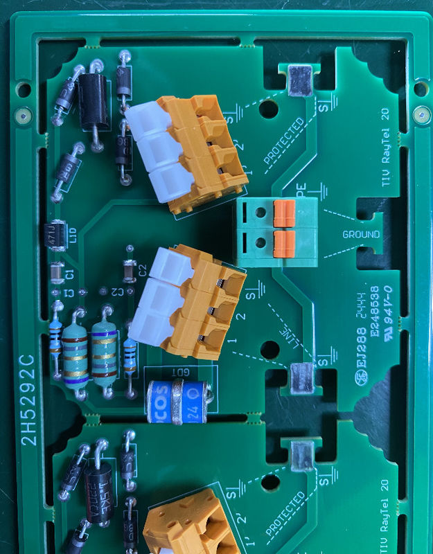 PCB đồng cho thiết bị viễn thông với LW/LS tối thiểu 0.05mm và màu silkscreen đen
