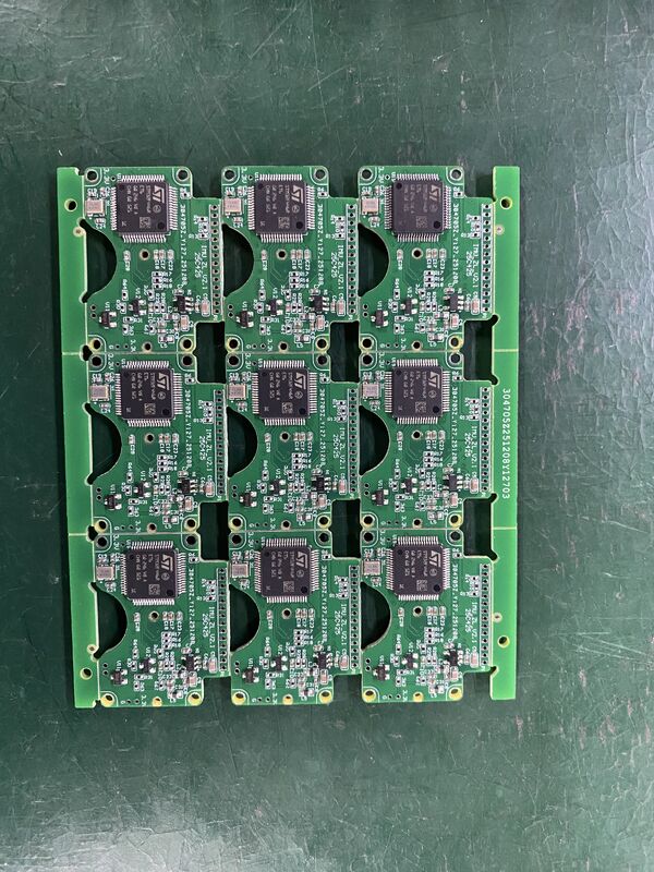 Khoảng cách bi tối thiểu 0.3mm, bước chân nhỏ hơn 0.5mm Quy trình sản xuất PCB công nghiệp Kích thước PCB tối đa 600 x 1200mm Tối ưu hóa cho Bố cục PCB phức tạp